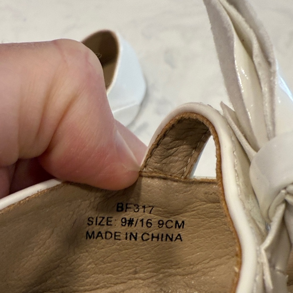 Felix & Flora Girls' White Patent Bow Mary Jane Dress Shoes - Picture 3 of 5